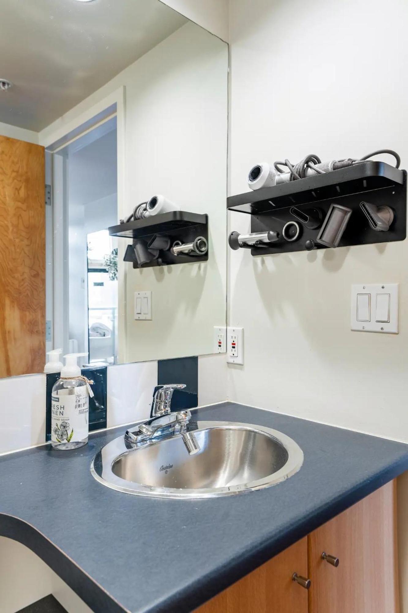 Loft In Downtown Vancouver With Free Parking Екстериор снимка